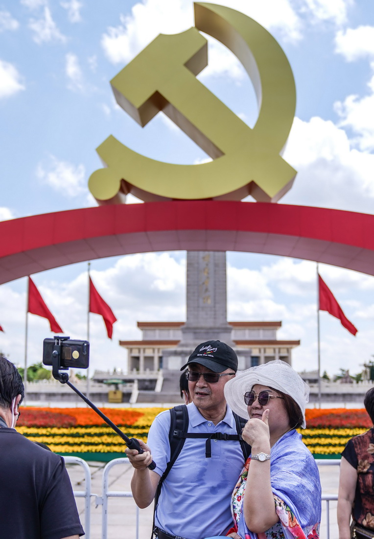 7月3日，游客們在廣場拍照留念。新華社記者 彭子洋 攝