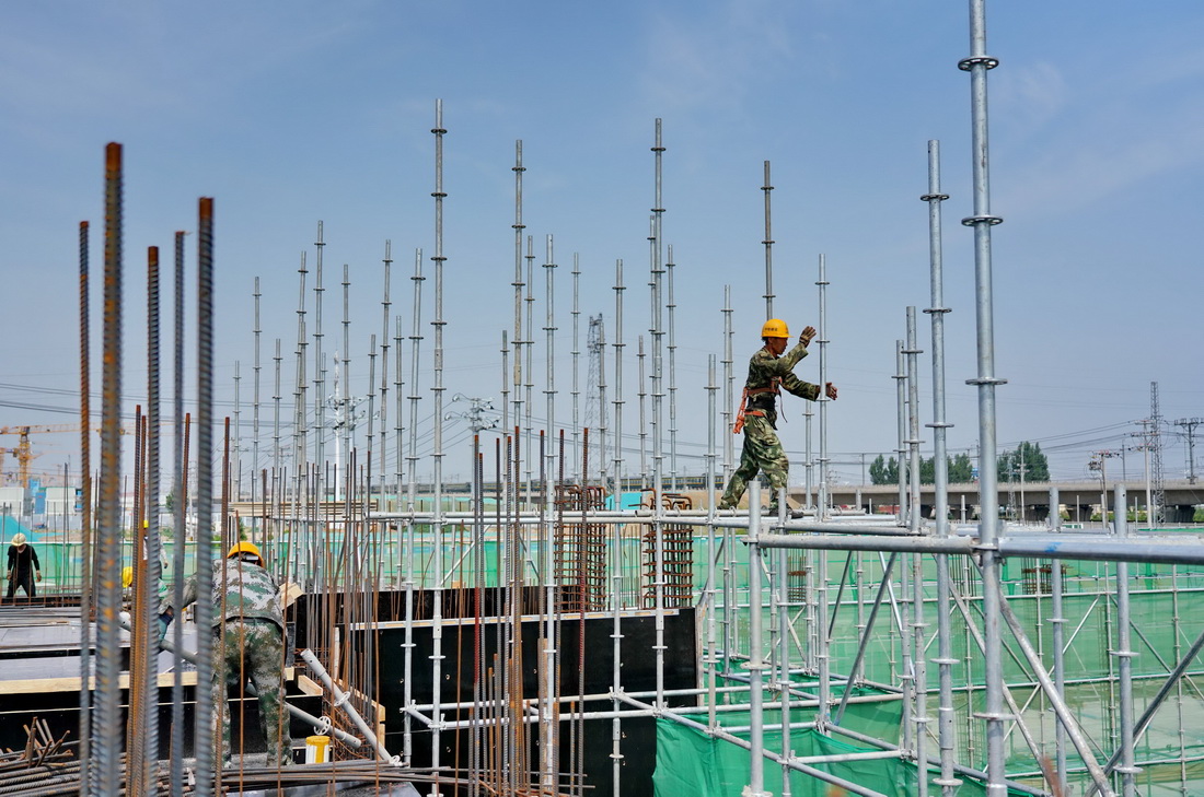 7月3日，中鐵十二局的工人在雄安新區容西片區建設現場施工。新華社記者 楊世堯 攝