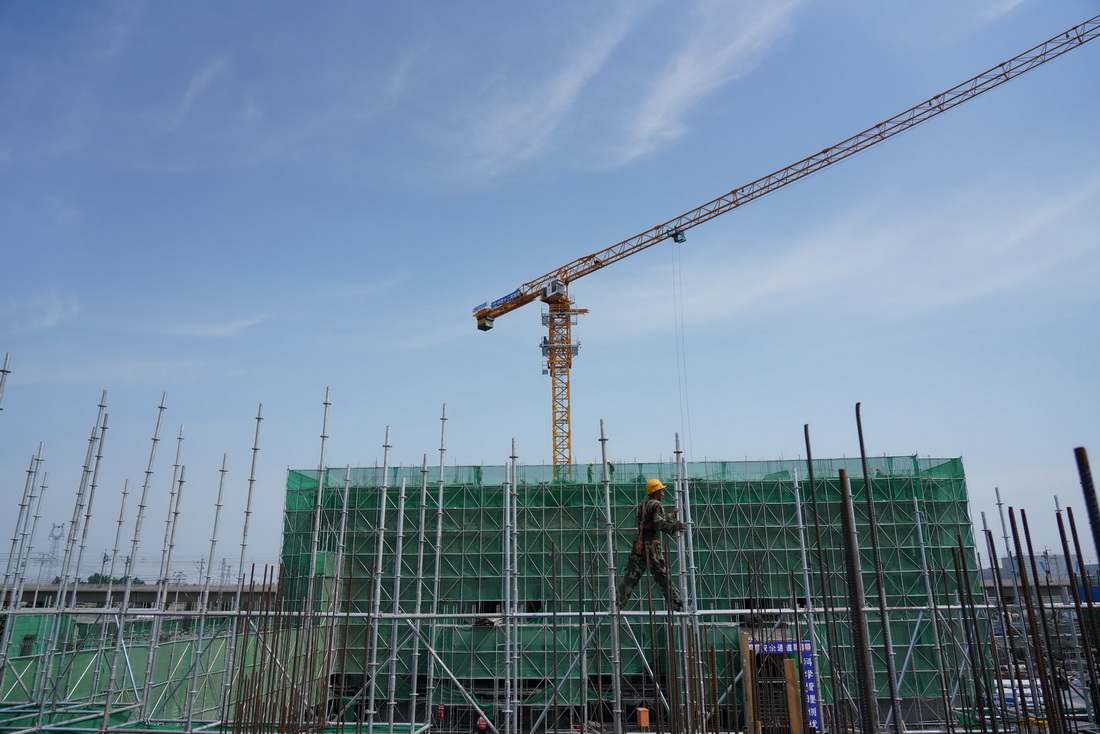 7月3日，中鐵十二局的工人在雄安新區容西片區建設現場施工。新華社記者 牟宇 攝