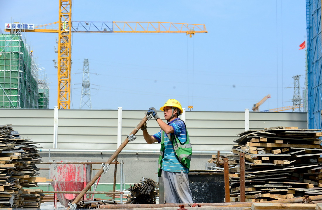 7月3日，中鐵十二局的工人在雄安新區容西片區建設現場施工。新華社記者 金皓原 攝