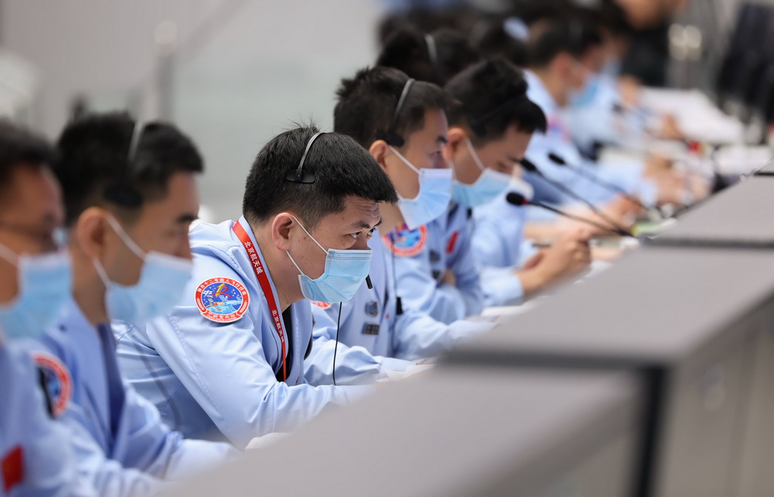 7月4日，在北京航天飛行控制中心，航天科研人員在緊張工作。