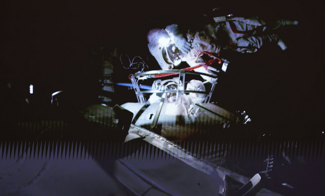 7月4日，在北京航天飛行控制中心大屏拍攝的兩名航天員在艙外工作場面。