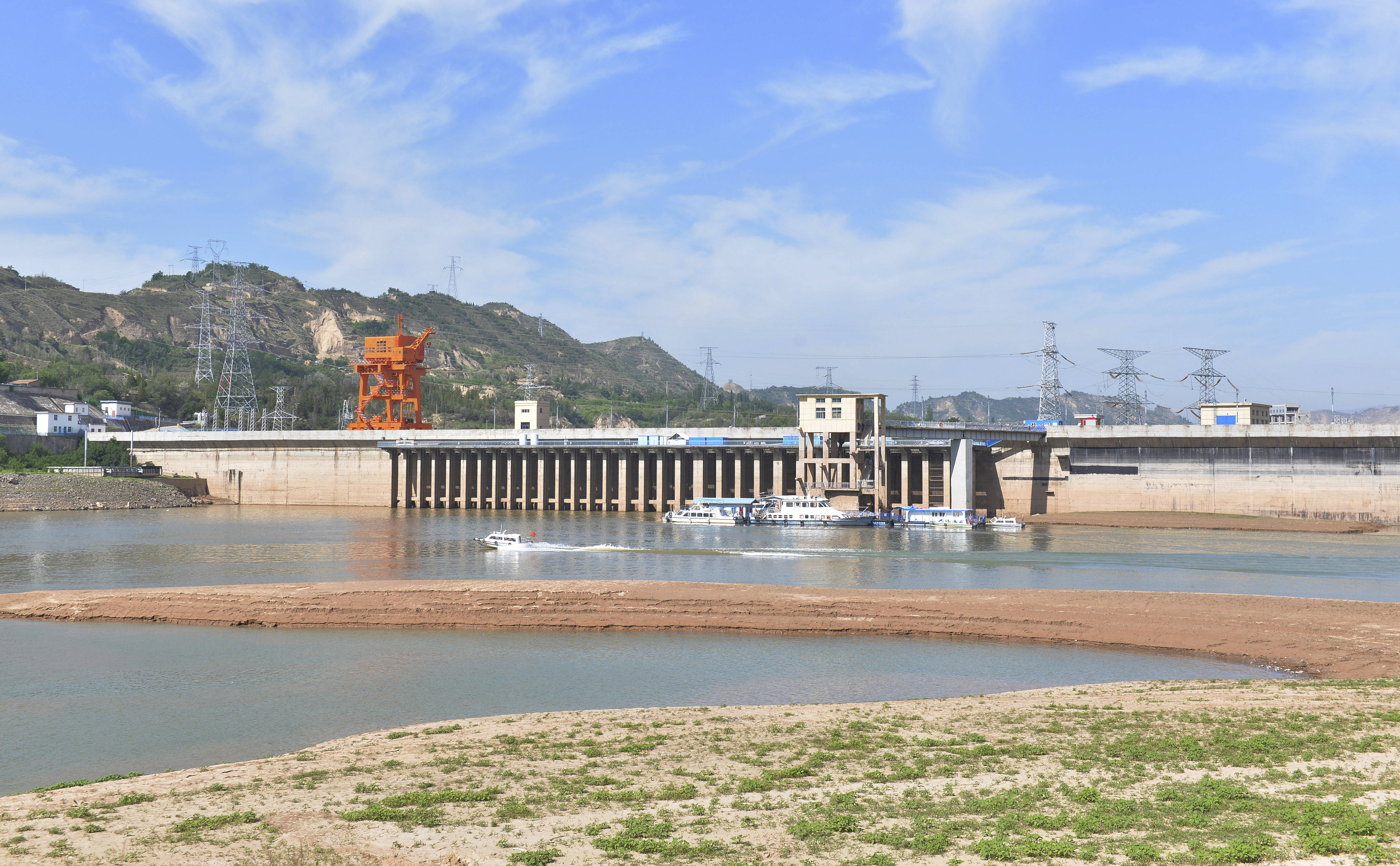 7月4日拍摄的低水位运行的甘肃刘家峡水电站。