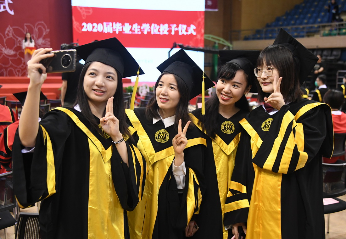 7月4日，在中国人民大学世纪馆，2020届毕业生在学位授予仪式前合影。新华社记者 任超 摄