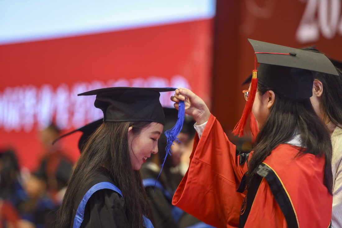 7月4日，在中国人民大学世纪馆，2020届毕业生参加学位授予仪式。新华社发（胡智轩 摄）