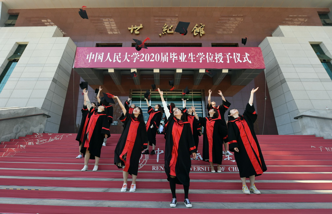 7月4日，在中国人民大学世纪馆门前，2020届毕业生抛学士帽。新华社记者 任超 摄
