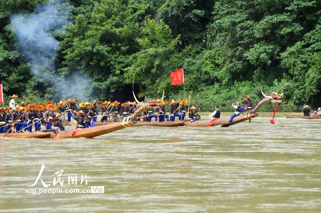 7月4日，苗族群眾在貴州省台江縣施洞鎮清水江上進行獨木龍舟競渡。