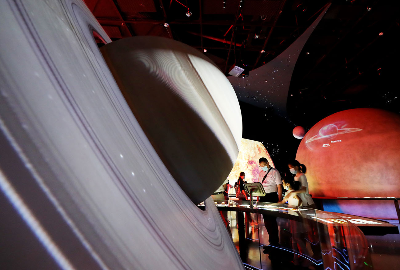 7月5日，參觀者在一個展現行星光環的展品前駐足觀看。