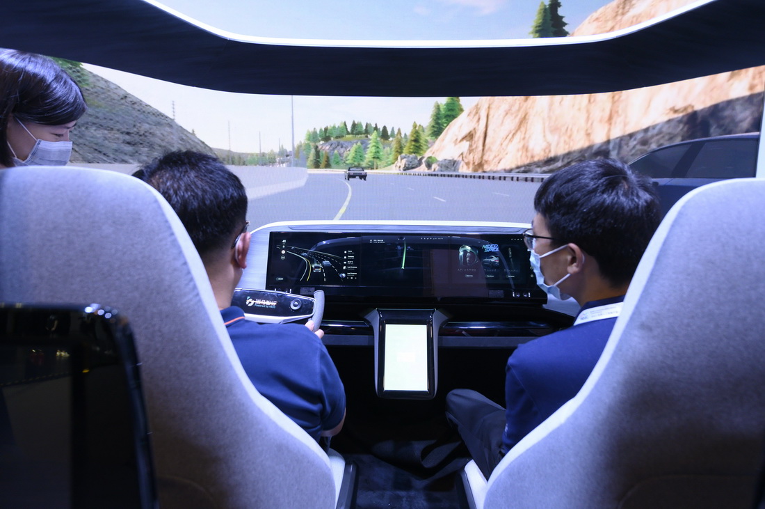 7月7日，在世界人工智能大会体验日，观众在体验智能座舱。