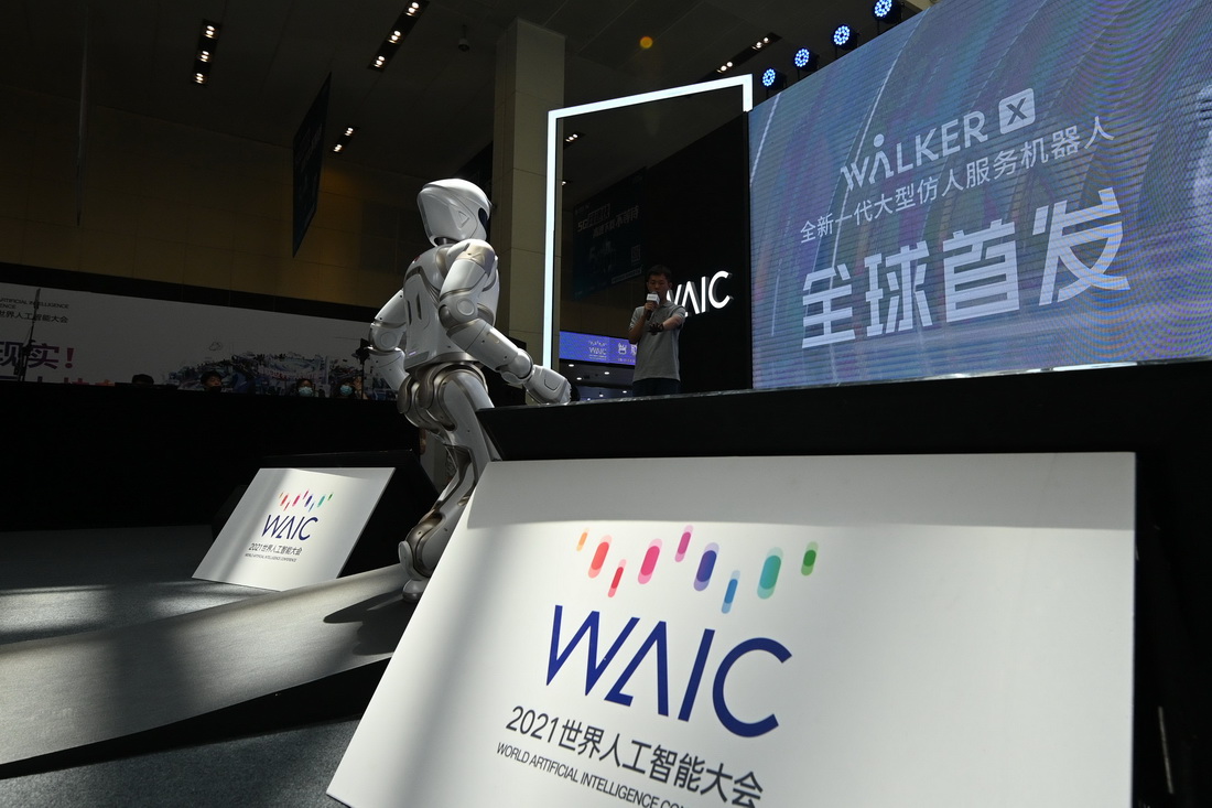 这是7月7日在世界人工智能大会体验日拍摄的大型仿人服务机器人。