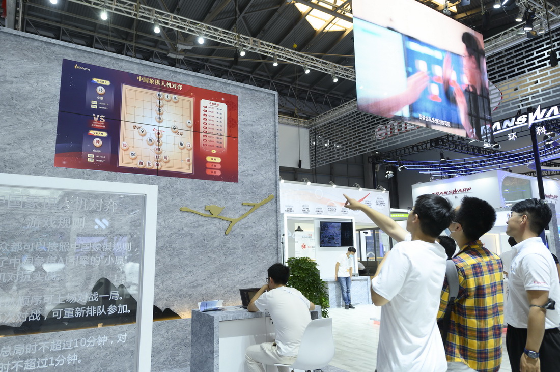 7月7日，在世界人工智能大會體驗日，觀眾在觀看中國象棋人機對弈。