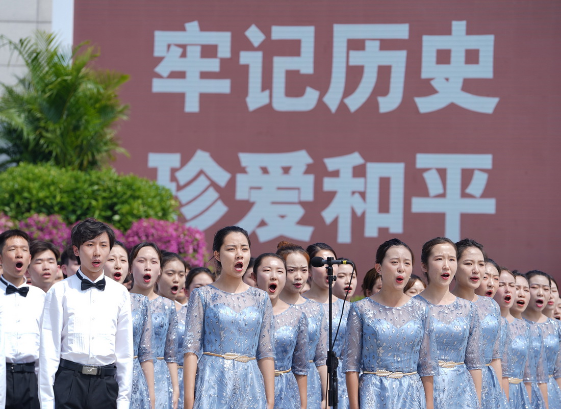 7月7日，首都大學生合唱團在儀式上演唱抗戰歌曲。