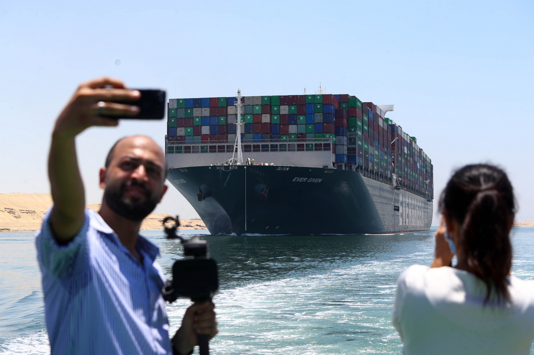 7月7日，在埃及伊斯梅利亞省，人們拍攝航行在蘇伊士運河上的“長賜”號貨輪。