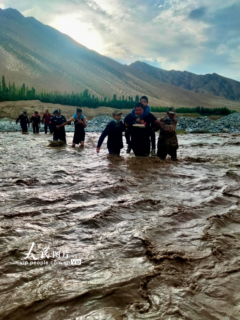 新疆和田：兒童放羊被洪水圍困 民警緊急救援【2】