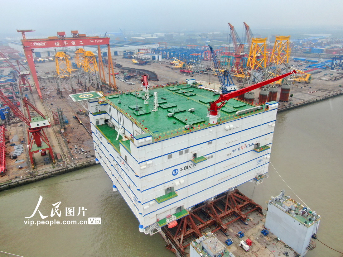 2021年7月8日，在江蘇南通振華重裝碼頭拍攝的三峽如東海上換流站。