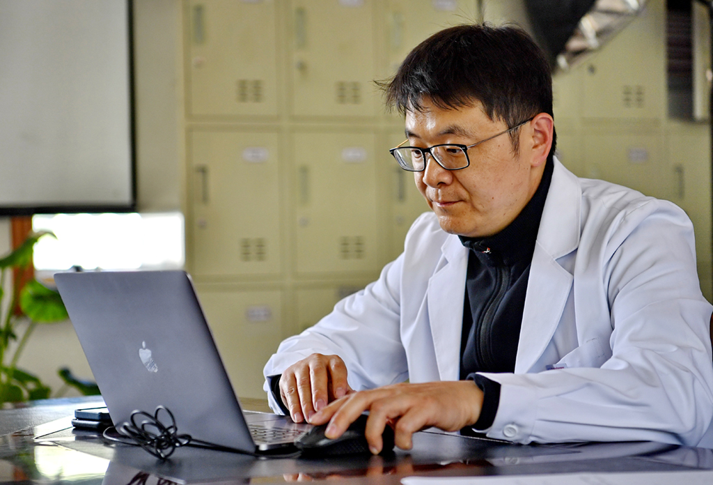 在西藏自治區人民醫院，王克明在整理醫學整形教學資料（5月14日攝）。新華社記者 張汝鋒 攝