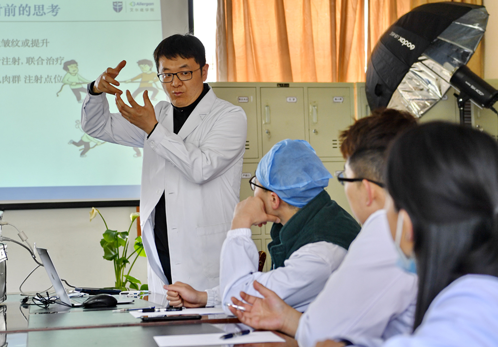 在西藏自治區人民醫院，王克明（左一）在進行醫學整形外科培訓（5月14日攝）。新華社記者 張汝鋒 攝