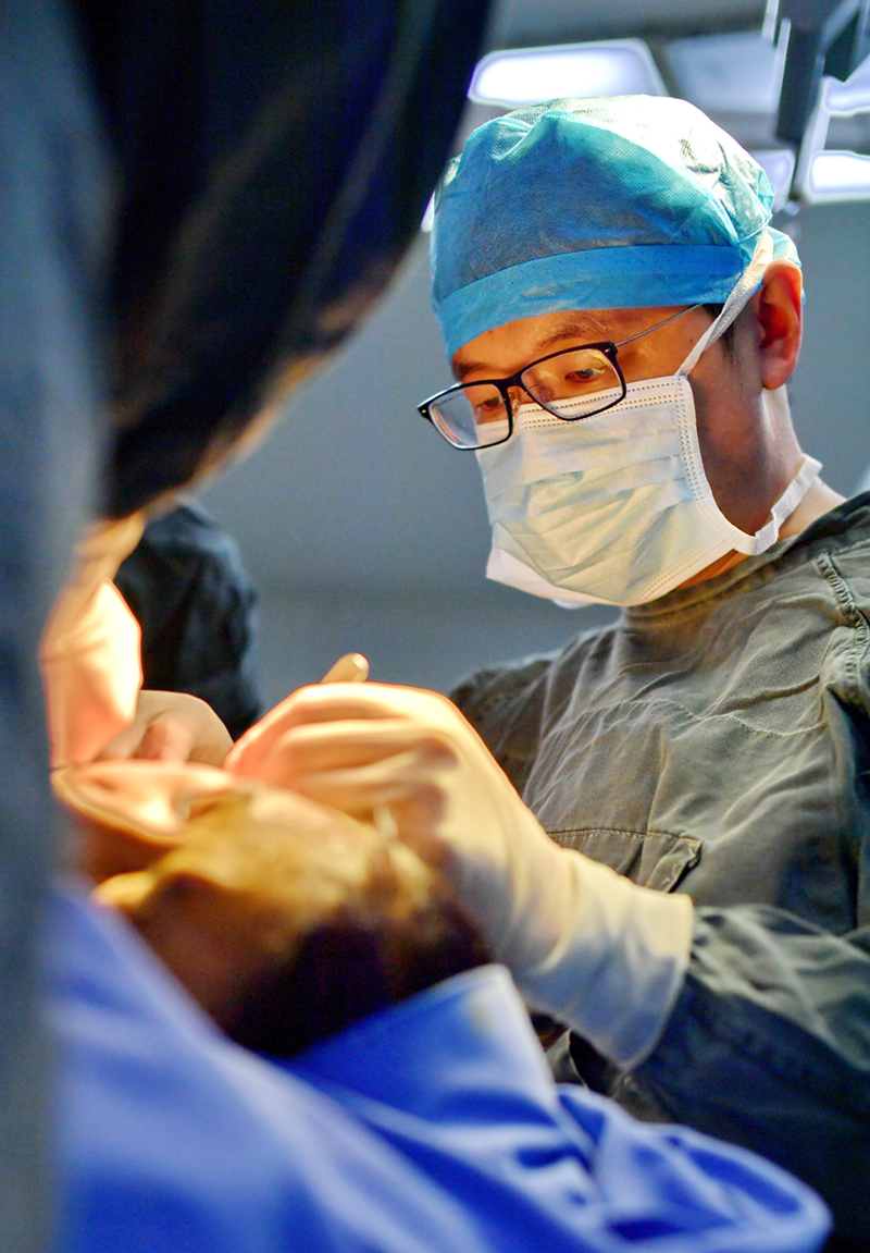 在西藏自治區人民醫院手術室，王克明為面部畸形患者做手術（5月11日攝）。新華社記者 張汝鋒 攝