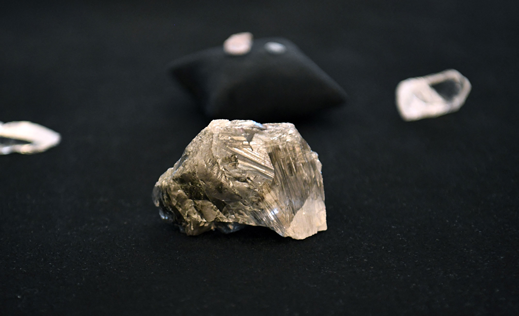 這是7月7日在博茨瓦納哈博羅內拍攝的1174克拉的鑽石原石。