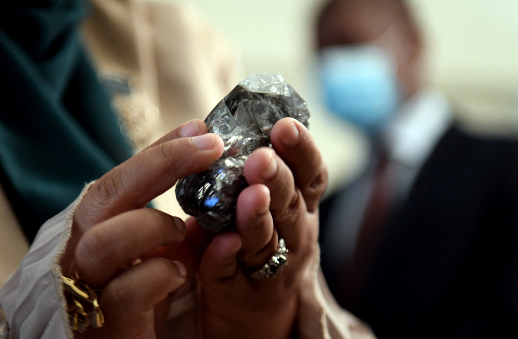 這是7月7日在博茨瓦納哈博羅內拍攝的1174克拉的鑽石原石。