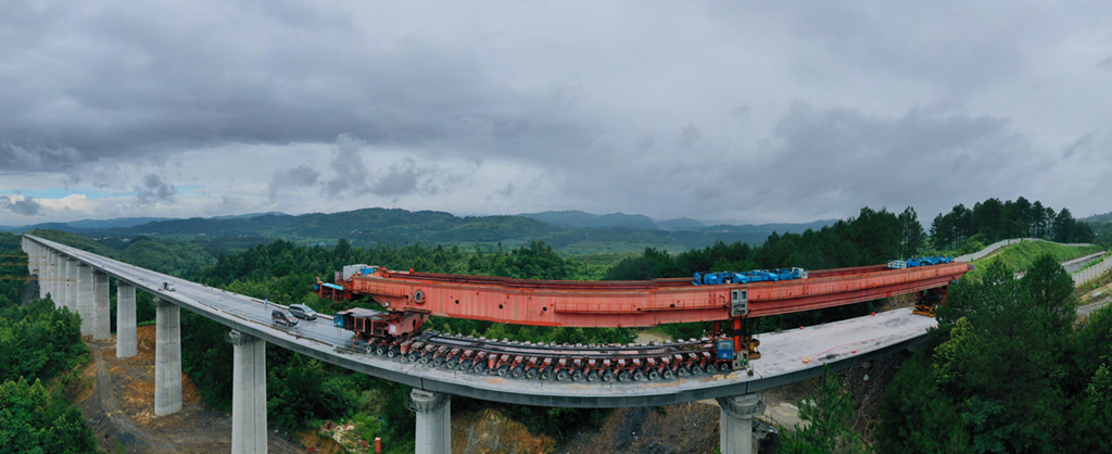 7月8日，在贵南高铁贵州段五标施工现场，最后一孔箱梁在架设中（无人机照片）。