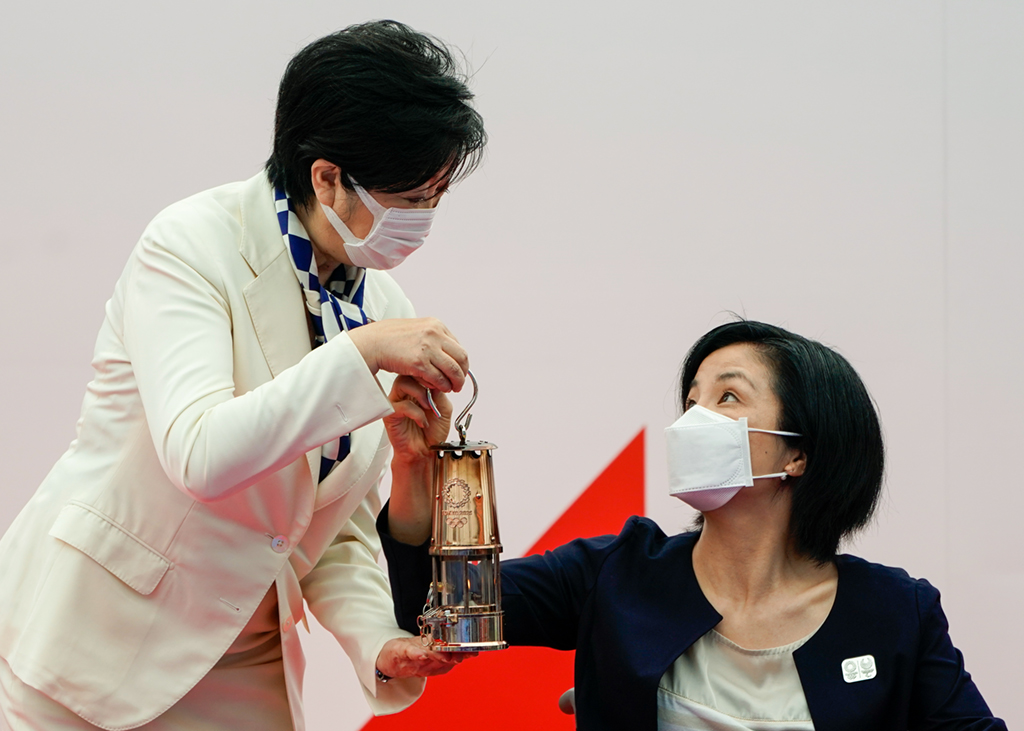 7月9日，东京都知事小池百合子（左）和东京奥运会圣火传递大使田口亚希在仪式上。