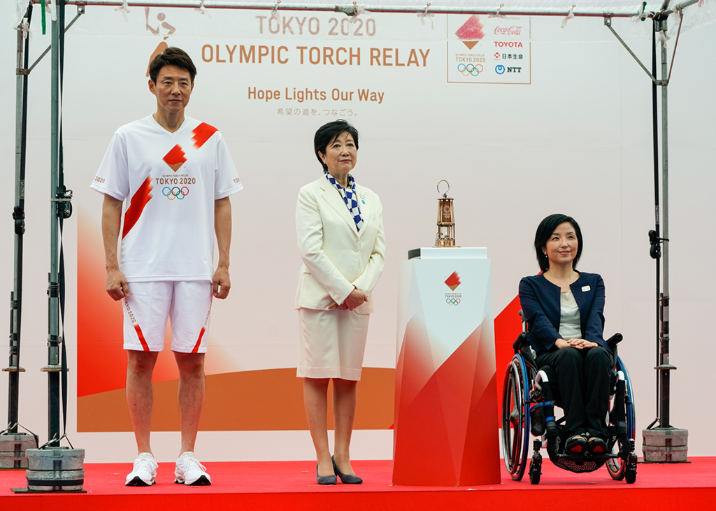 7月9日，东京都知事小池百合子（中）、东京奥运会圣火传递大使田口亚希（右）、日本前网球运动员松冈修造在仪式上与圣火合影。