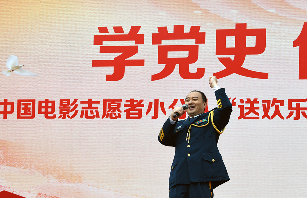 歌曲《把一切獻給黨》，演唱：李宏偉。