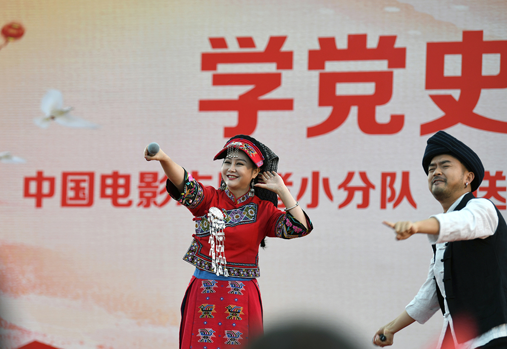 歌曲《你莫走》，演唱：山水組合。