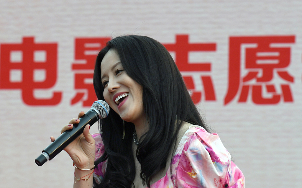 歌曲《完美星期天》，演唱：韓若彤。