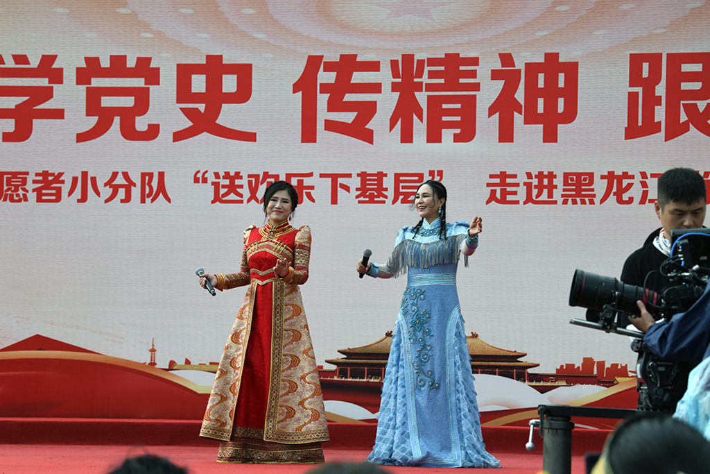 歌曲《草原姐妹花》，演唱：烏蘭吉亞、烏蘭托婭。