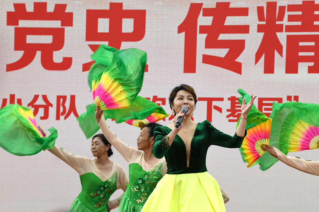 歌曲《圓夢花開幸福路》，演唱：嚴當當。