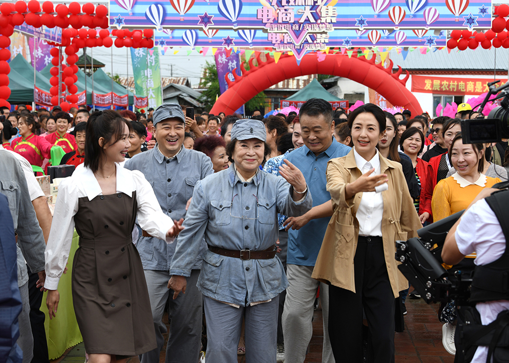 藝術家們還穿土改時期軍裝與農民、演員在一起參與電影的場面拍攝。
