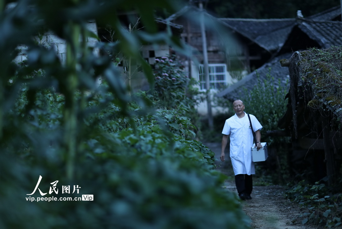 7月9日，在绥阳县茅垭镇中坪村，出诊的张涛行走在返家途中。