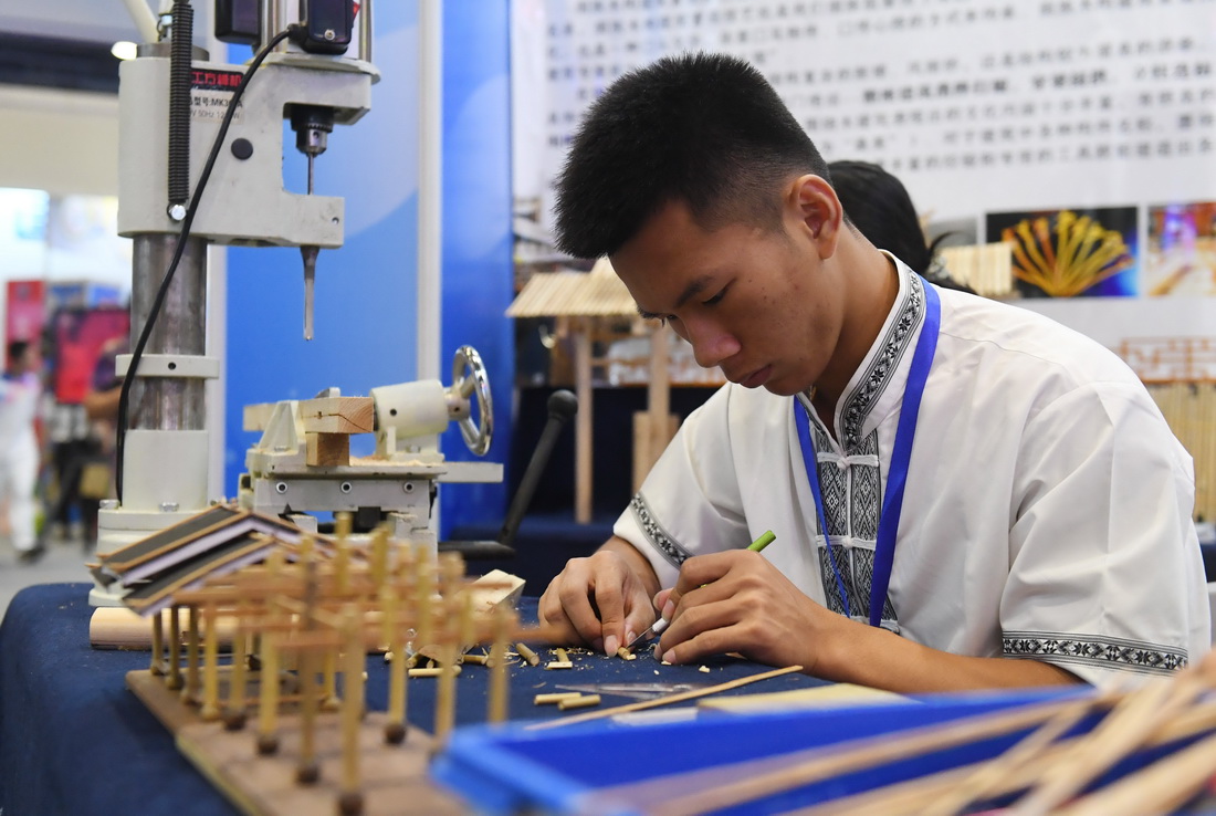 7月10日，在南宁国际会展中心，来自广西三江侗族自治县三江中学的学生在展示木结构营造技艺。