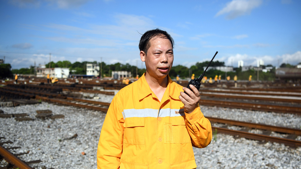 在柳州南编组站，柳州电务段驼峰信号车间的负责人在布置作业计划（7月9日摄）。