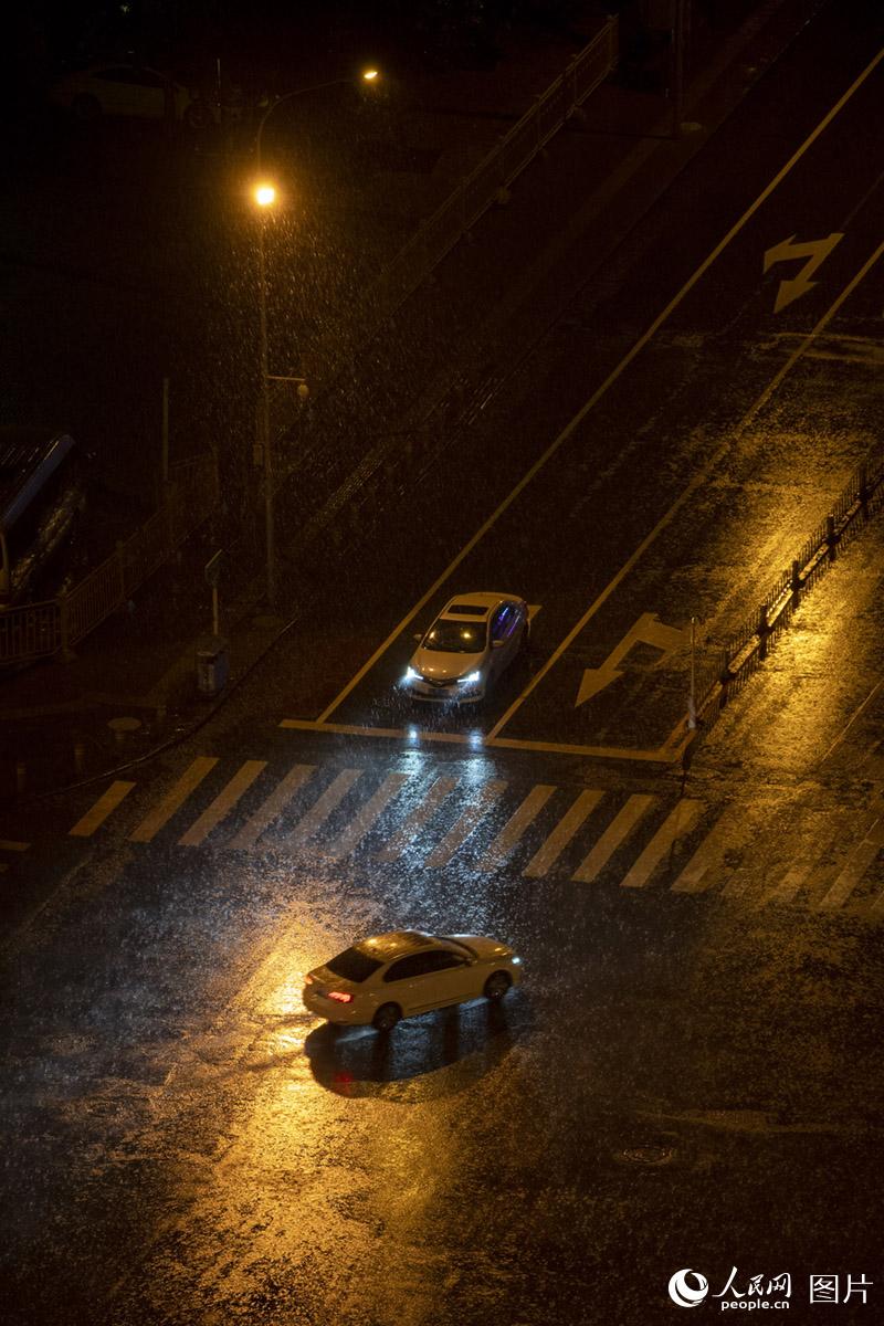 7月12日凌晨，北京街头，暴雨如注。人民网记者 翁奇羽摄