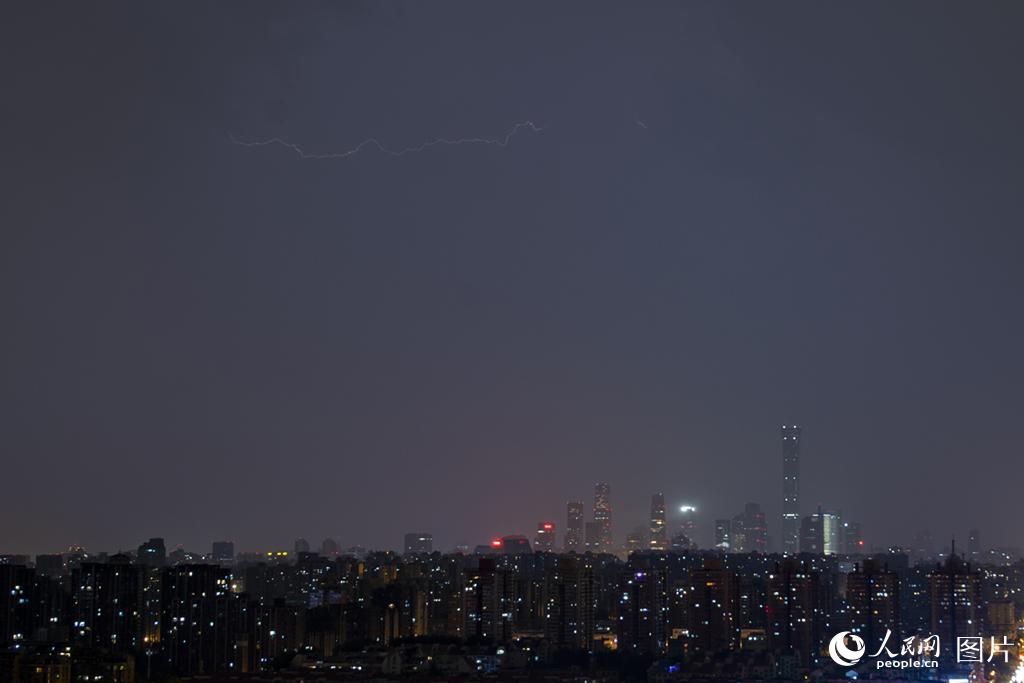 7月12日凌晨，暴雨如約而至，一道閃電劃過北京上空。人民網記者 翁奇羽攝