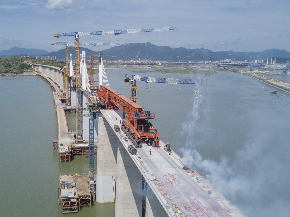 这是在新建福厦铁路湄洲湾跨海大桥建设现场，“昆仑号”千吨级运架一体机完成架梁任务后的庆祝场面（7月11日摄，无人机照片）。
