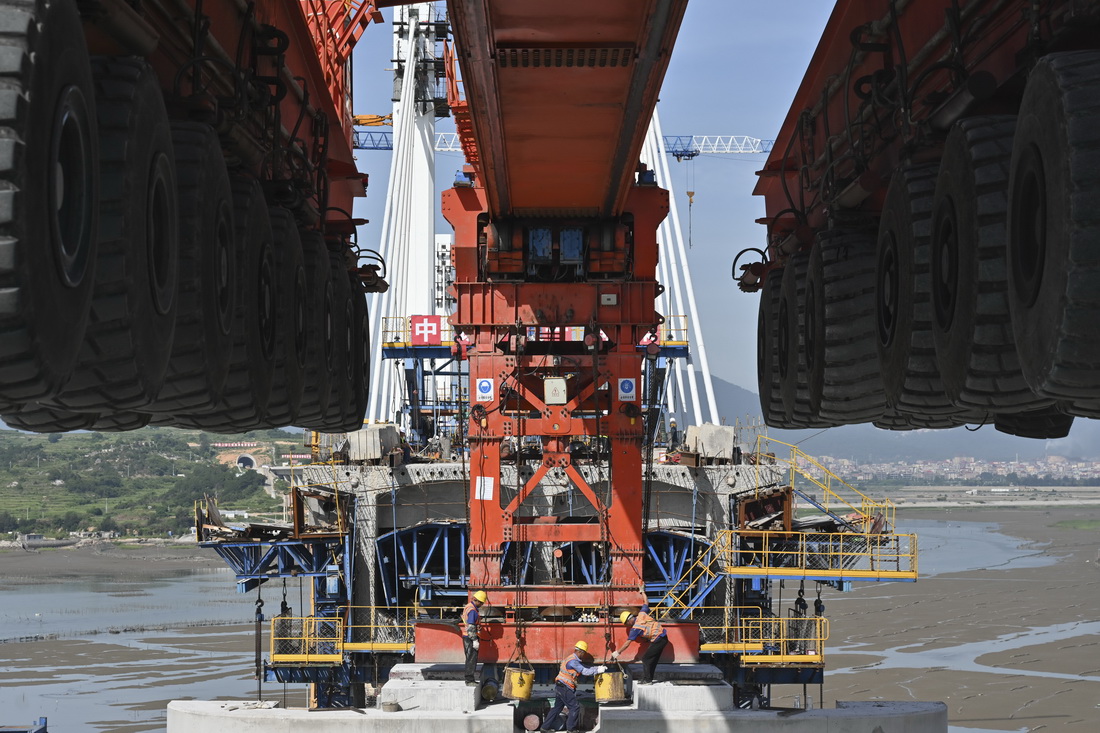 7月11日，在新建福厦铁路湄洲湾跨海大桥建设现场，中铁十一局工人协同“昆仑号”千吨级运架一体机架设该线路最后一孔40米箱梁。