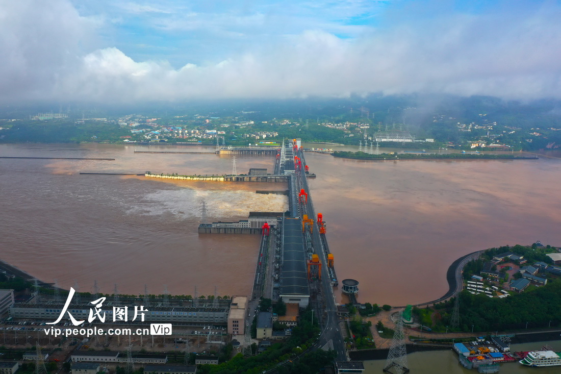 湖北宜昌：长江葛洲坝枢纽工程持续开闸泄洪【3】