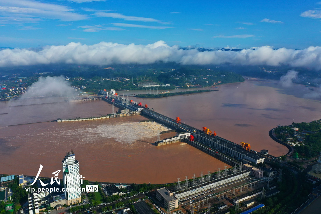 湖北宜昌：长江葛洲坝枢纽工程持续开闸泄洪