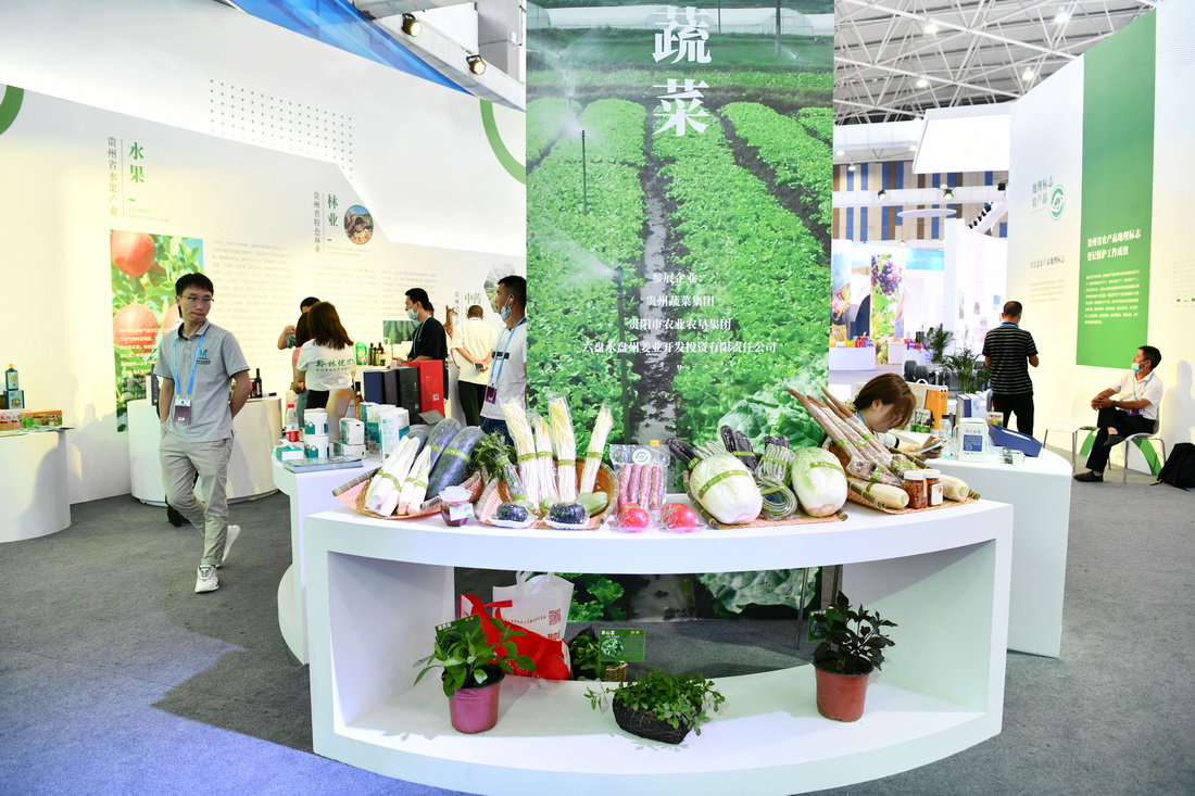 7月12日，在2021年生态文明贵阳国际论坛绿色产品展区，参会者在参观农产品。新华社记者 杨文斌 摄