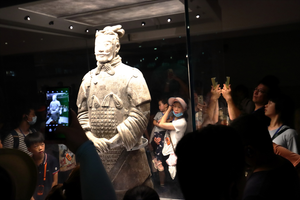 秦始皇兵马俑博物馆迎来众多游客【2】