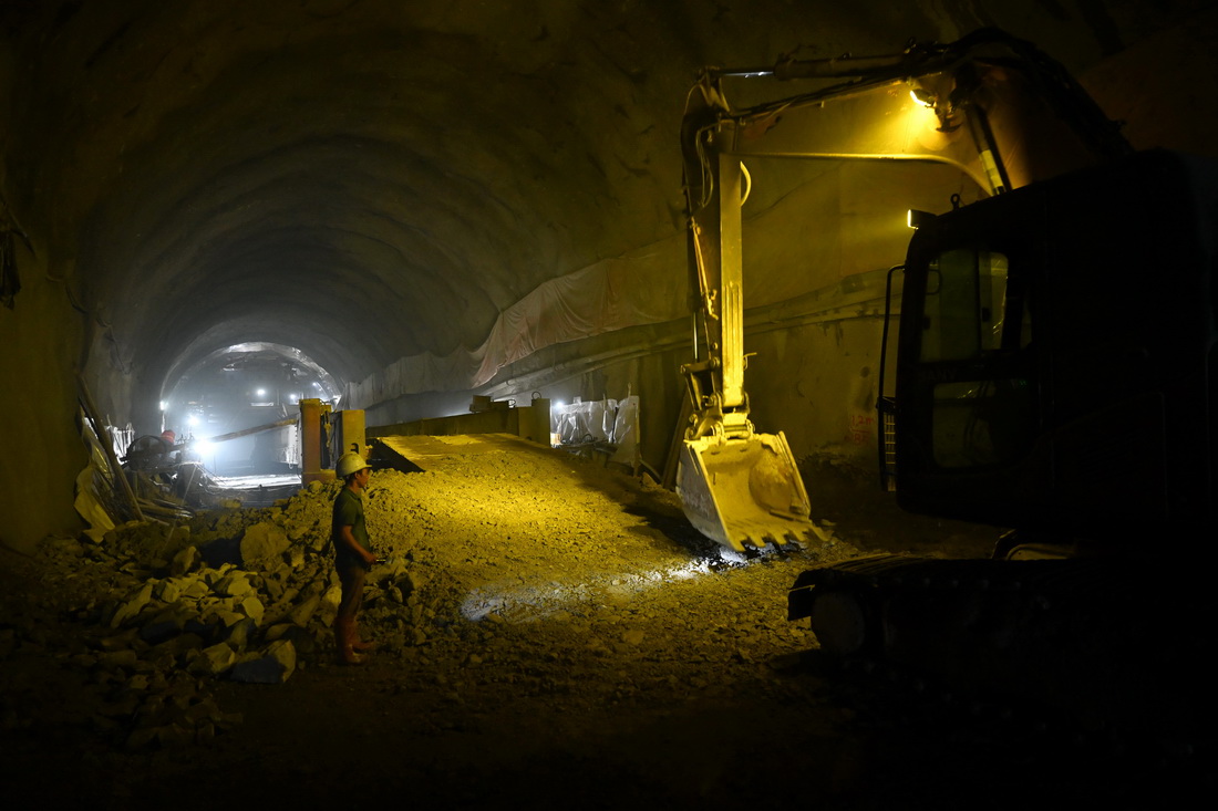 7月12日，施工人员操作挖掘机在新建福厦铁路新大顶山隧道内施工。