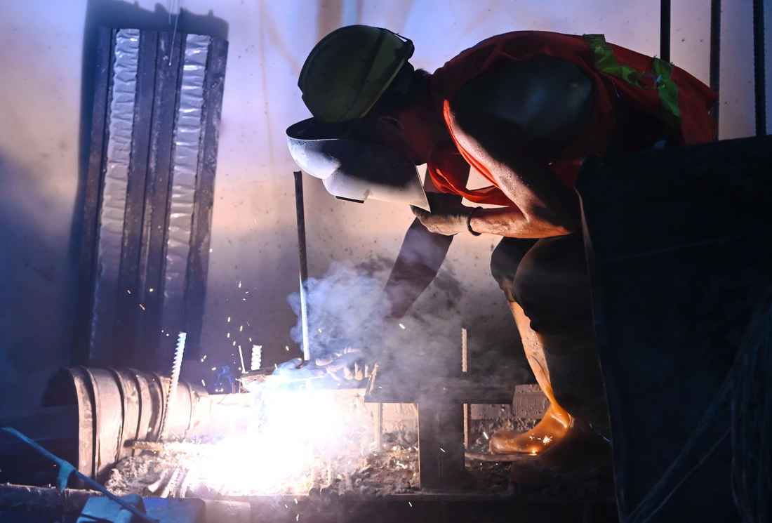 7月12日，施工人员在新建福厦铁路新大顶山隧道内作业。