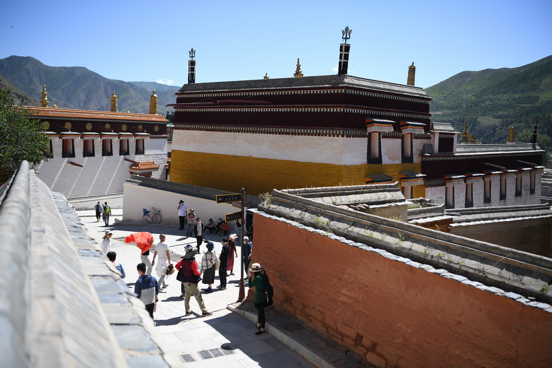 7月12日，游客在拉卜楞寺參觀。新華社記者 杜哲宇 攝