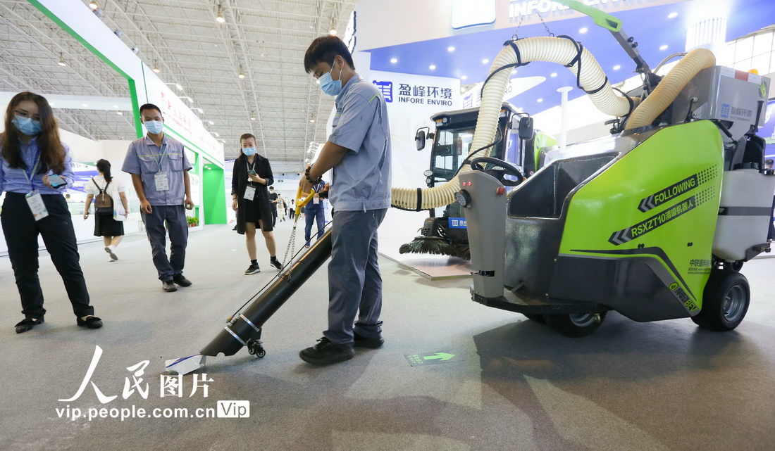 7月13日，北京2021中国国际环保展览会上，工作人员现场展示清吸机器人工作效果。