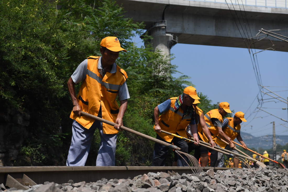 7月14日，工作人員在太焦鐵路東坡到孔庄間線路上整修軌道。