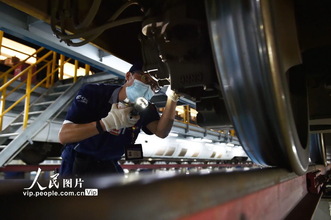 7月15日，在南京動車段南京南動車組檢修站檢修庫，工作人員在進行動車組列車檢修作業。